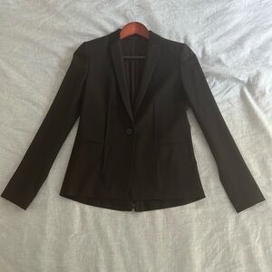 Elie Tahari Black Blazer with Notched Lapels and Structured Shoulders